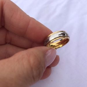 Beautiful 6 mm 18 K white and yellow gold ring